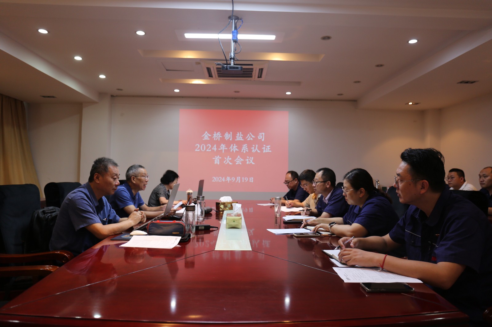 近日，金橋制鹽公司通過北京世標認證中心審核，給予食品安全管理體系、環(huán)境管理體系和職業(yè)健康安全管理體系認證“保持認證資格”的監(jiān)督審核結(jié)論，給予質(zhì)量管理體系認證“再次注冊”的再認證審核結(jié)論。通過審核，是對公司精細化管理成果的檢驗，促進公司內(nèi)控管理水平持續(xù)提升。（李曉月）